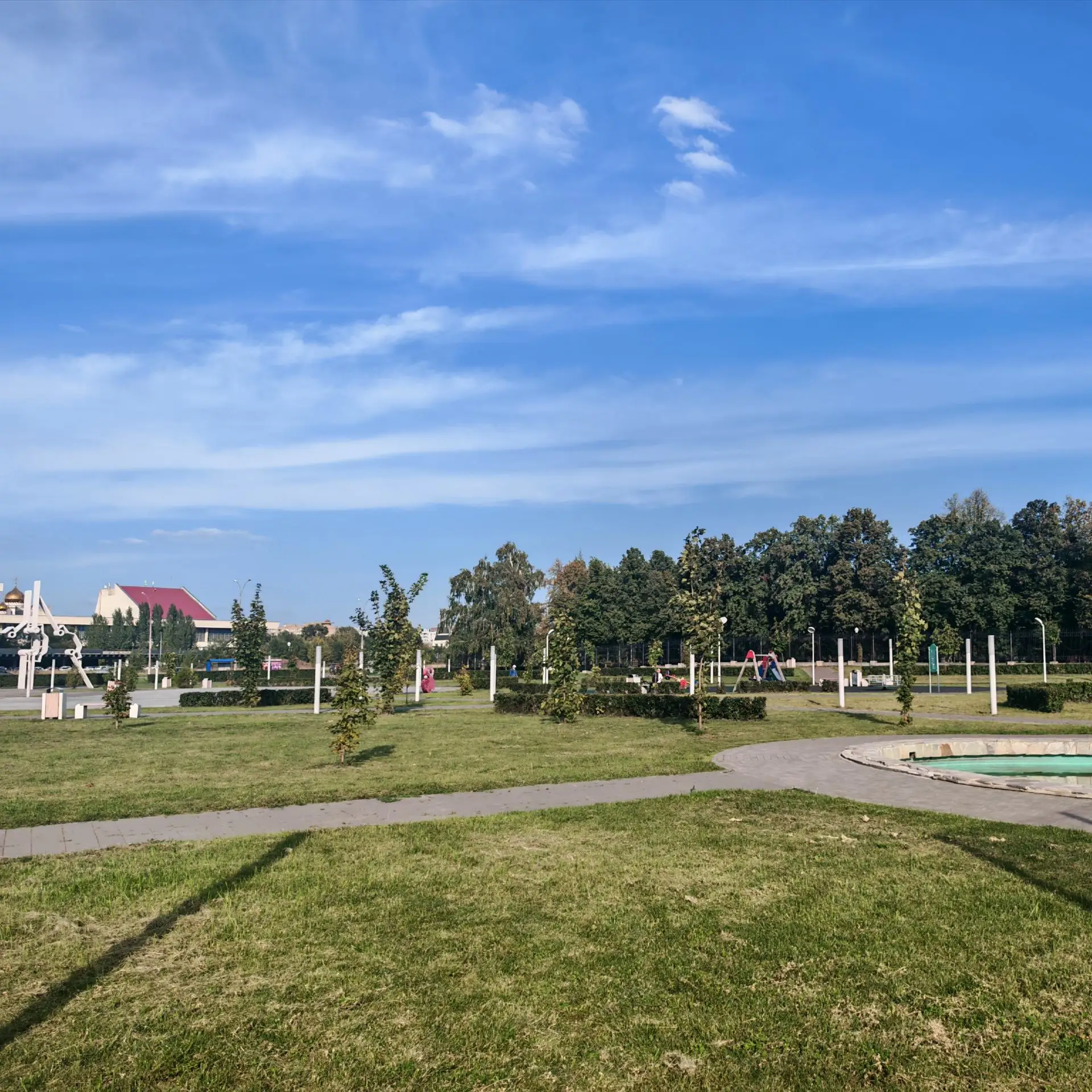 Недавно Сквер имени Виктора Николаевича Полякова обрел свой главный символ ✨