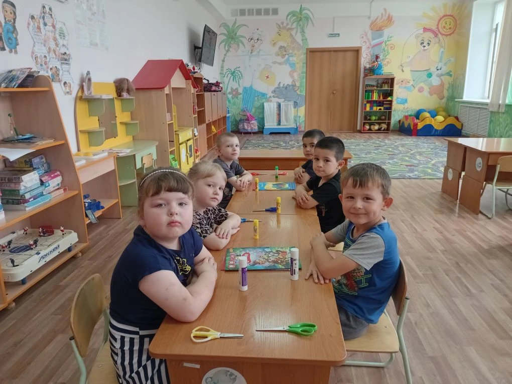 🇷🇺 Символ единства — в каждой ладошке!
К Дню России наши воспитанники сделали трогательную и яркую