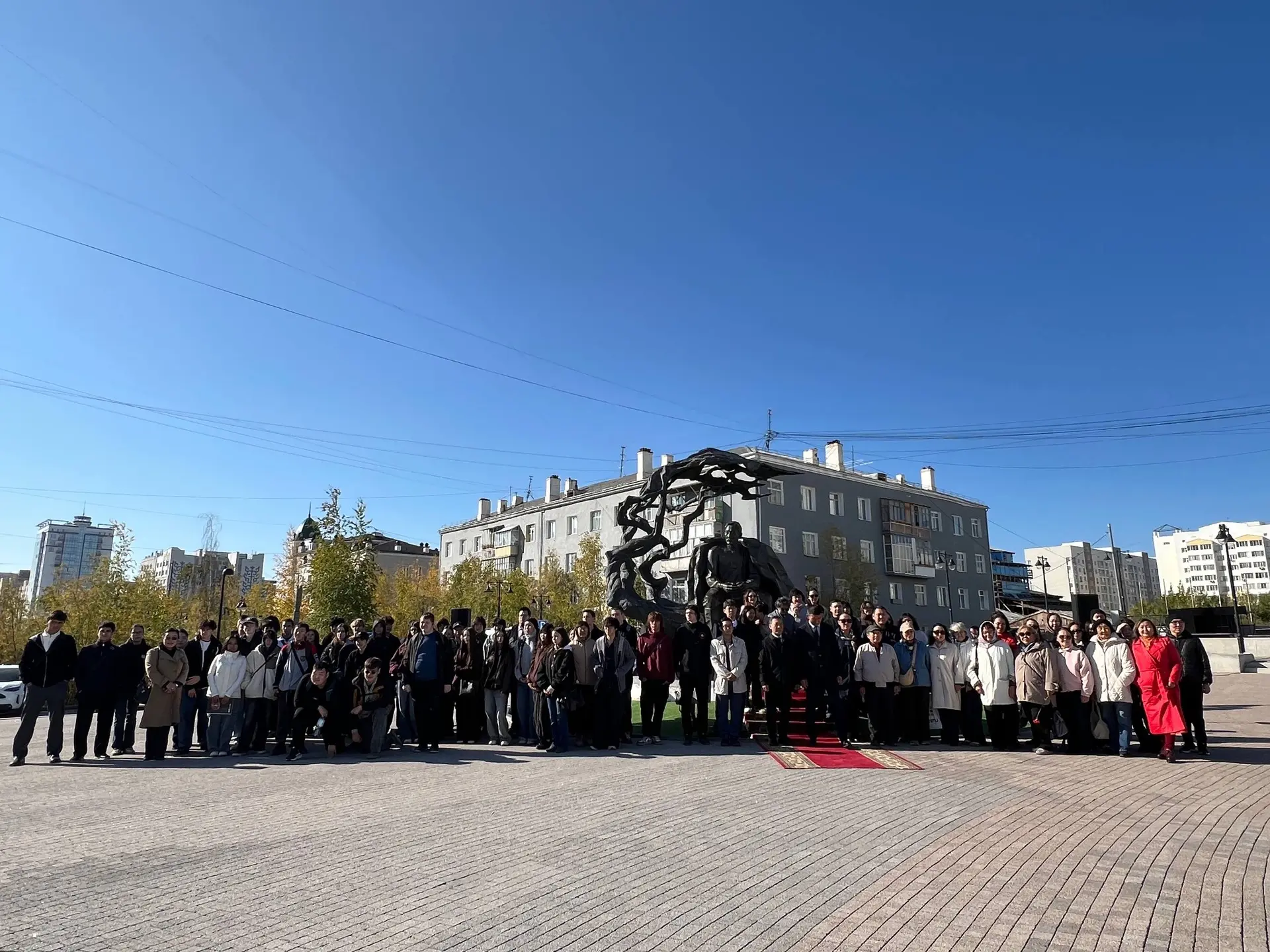 В Якутске состоялось возложение цветов к памятникам Алексея Кулаковского и Суоруна Омол...