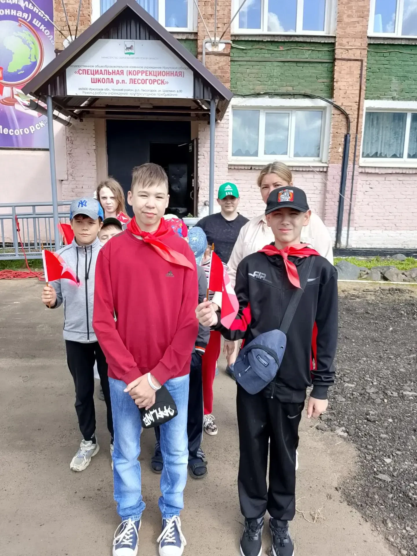 Вчера в лагере было не просто весело, но и очень полезно 🚦Отряд «Волонтёров» вместе с ...