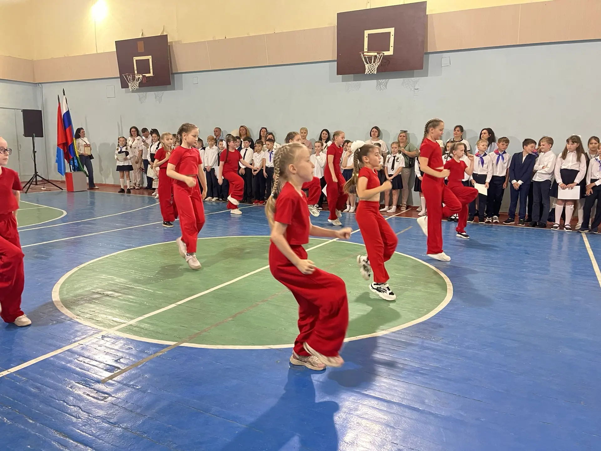 🎓✨ Сегодня в нашей школе состоялись торжественные линейки, посвященные окончанию учебного года для у