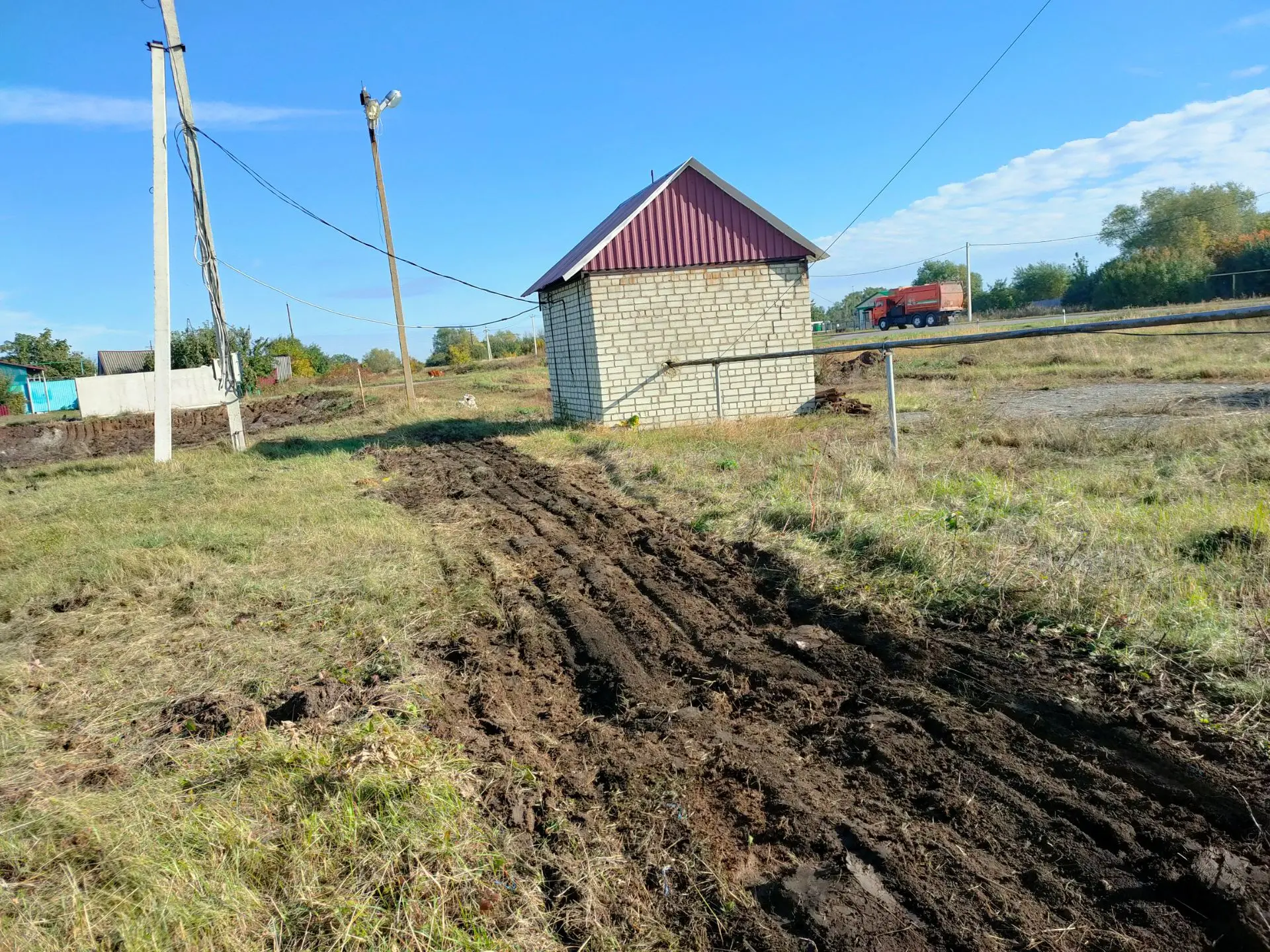 На территории водозабора проведена планировка. Помощь оказало местное сельхозпредприяти...
