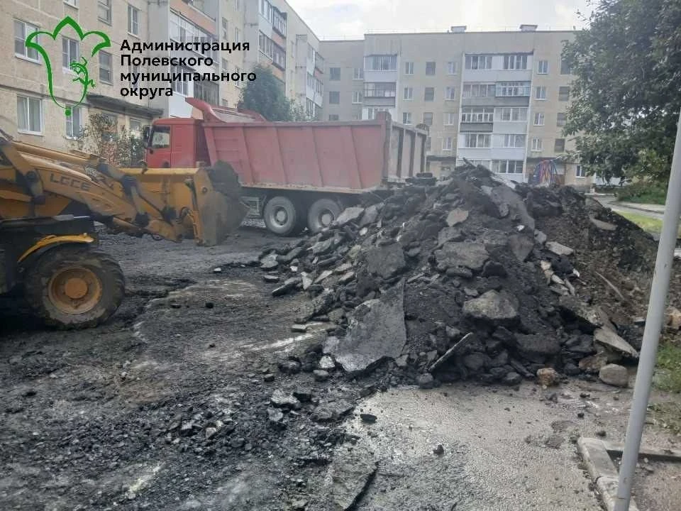 На улице Бажова, 9 продолжаются дорожно-строительные работы