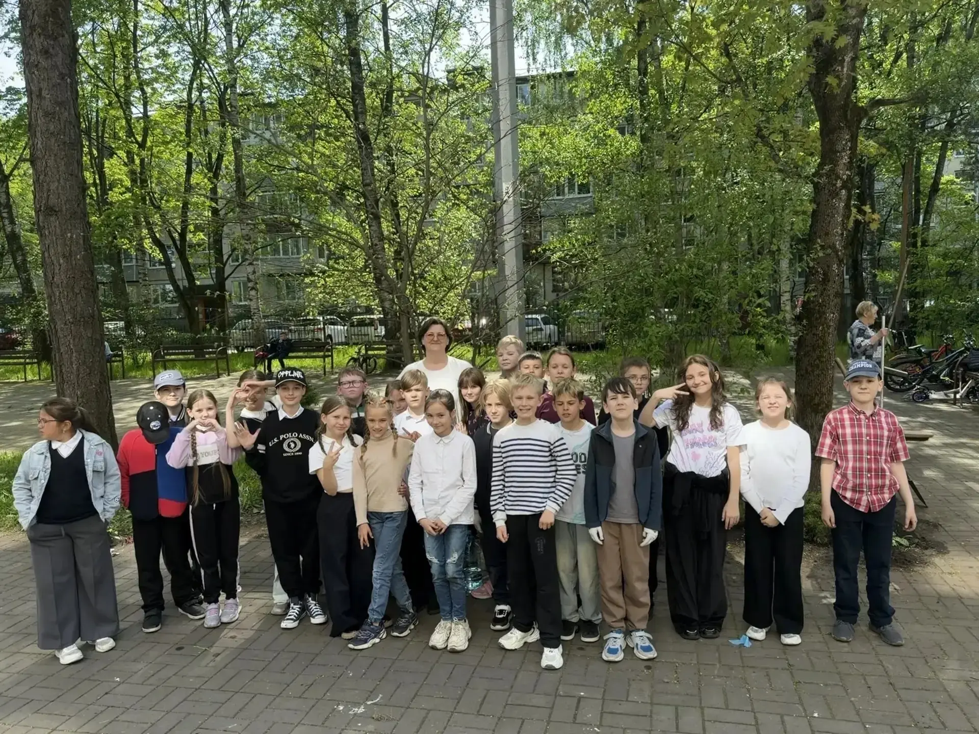 🌸 Вся начальная школа дружно встретила окончание учебного года трудовым десантом!  Сегодня, в рамках