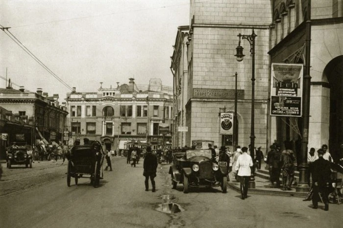 Москва конца 1920-х годов. На снимке запечатлена оживленная Мясницкая улица прямо у зда...