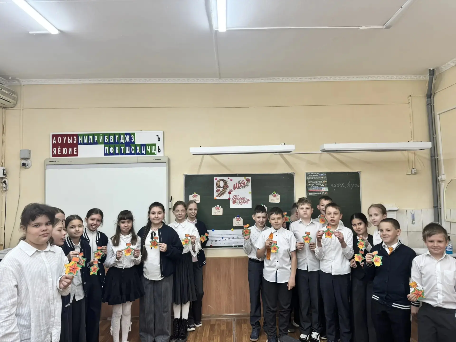 🎨 В преддверии Дня Победы наши ребята с большим старанием и теплом создавали красочные рисунки и тро