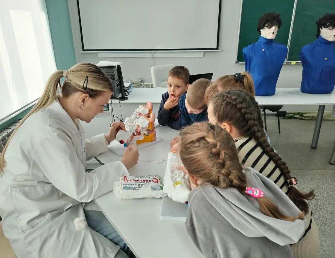Экскурсия для дошкольников в медицинском классе🩺🩺🩺🩺🩺🩺  7️⃣апреля 2026 года обучающиеся 11 «М» класса
