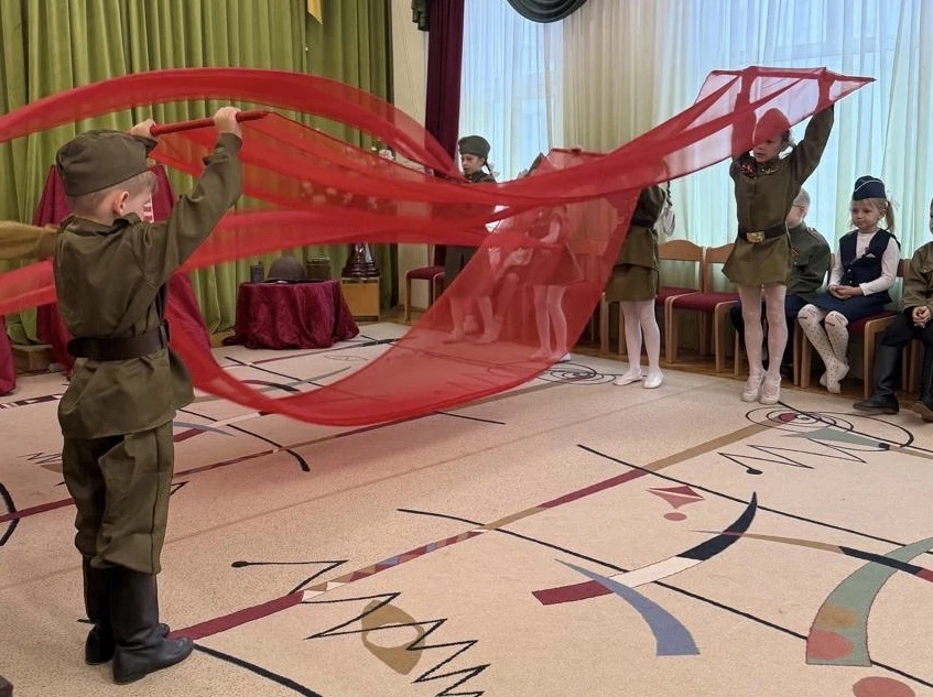Парад памяти и гордости 🇷🇺  🎖️ В нашем садике прошёл торжественный парад! Ребята с флажками, цветами
