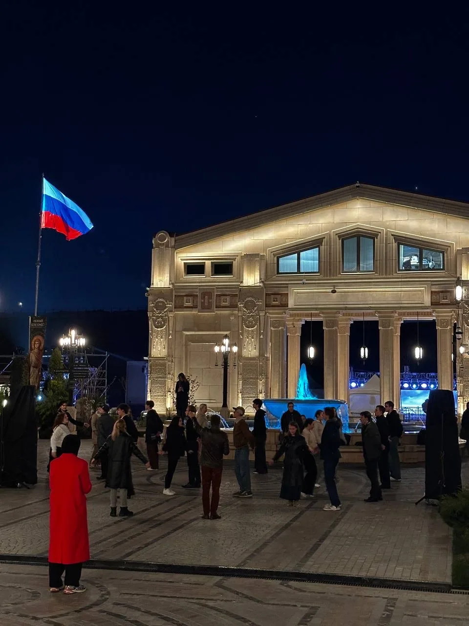 Идёт вечерняя репетиция бала, первые пары вышли на площадь. Завтра их будет 100. Херсонесский Пасхал
