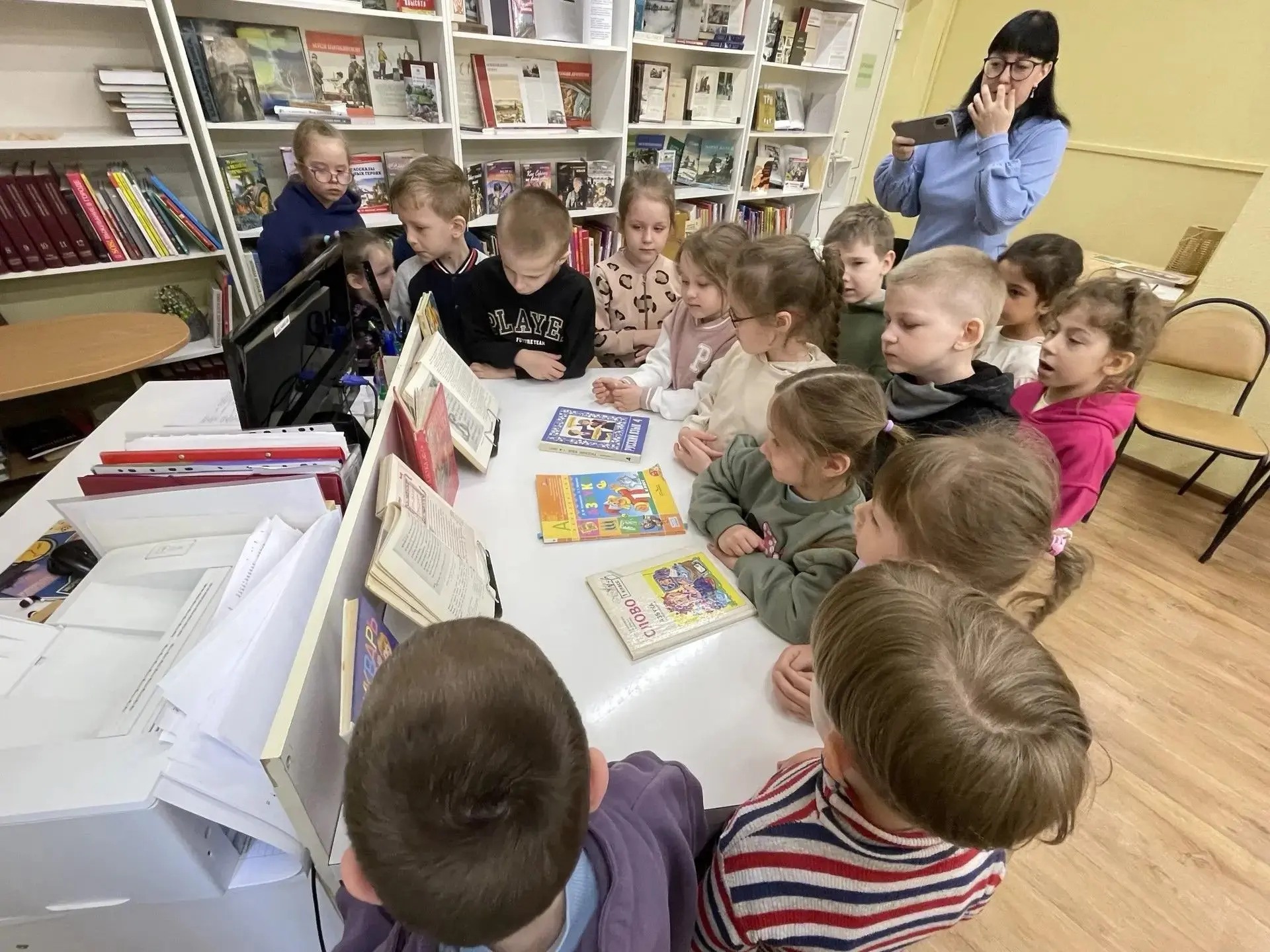 БУКВИЦА В БИБЛИОТЕКЕ.

😉  В преддверии Дня славянской письменности и культуры воспитанники детского