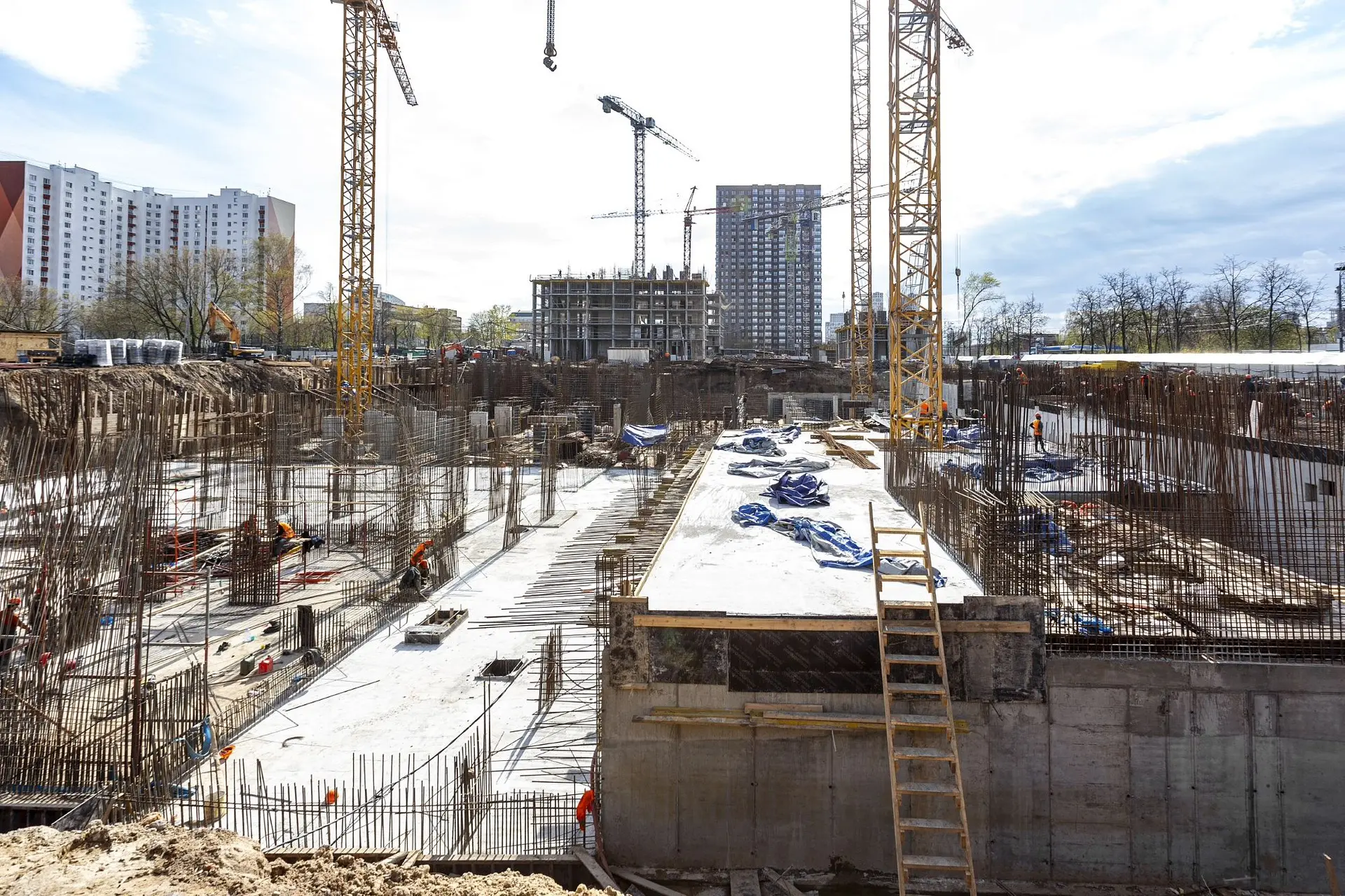 🏗️ Дом по реновации строят на Амурской улице

На Амурской улице, земельный участок 30, ведётся стро