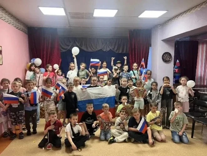 Сегодня ребята из школьного лагеря побывали в районной библиотеке, где приняли активное участие в ви