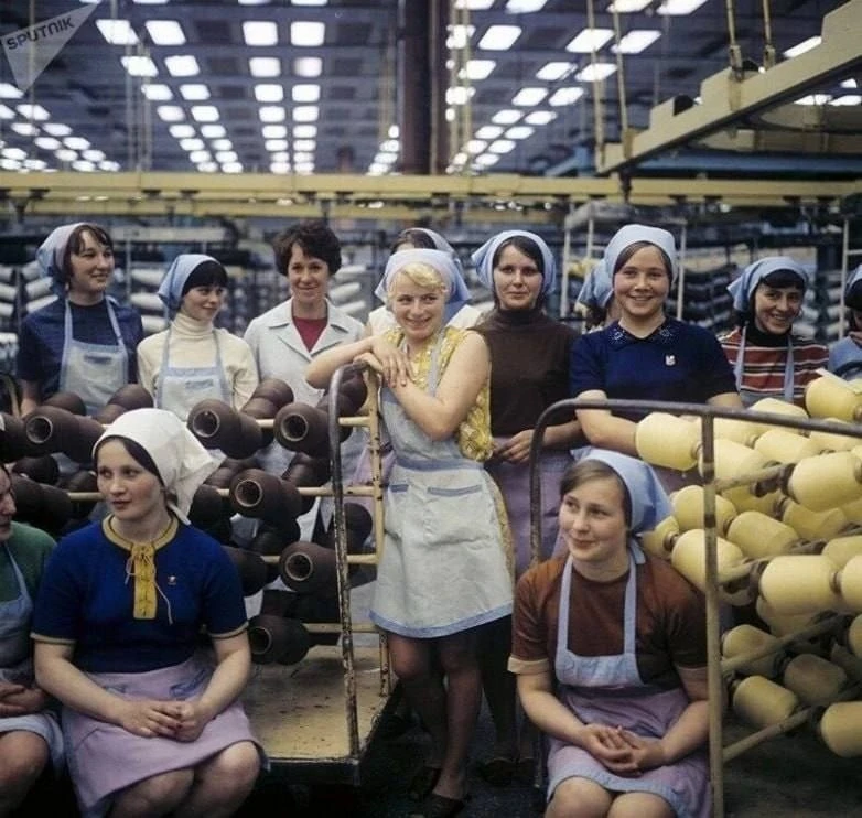Этот кадр ломает сразу несколько мифов о жизни в СССР.
1974 год. Работницы Могилёвского комбината си