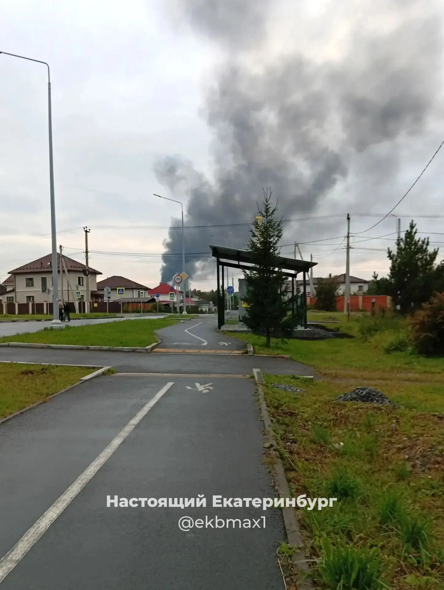Ого. Фура с резиной вспыхнула на ЕКАД. Огромные клубы черного дыма видно из разных райо...