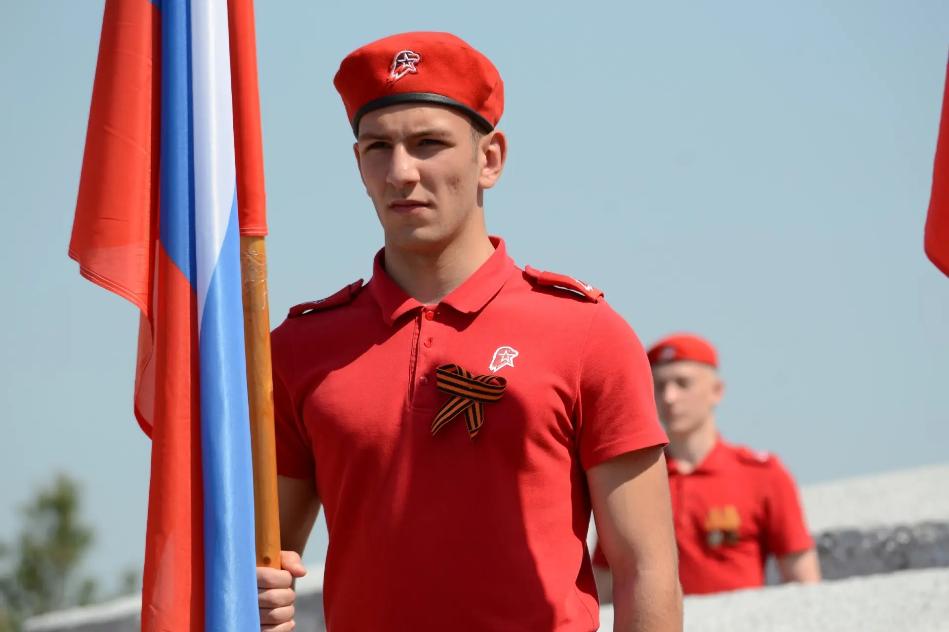 🌟 Сегодня юнармейцы стали участниками важной патриотической традиции — церемонии возложения венков и
