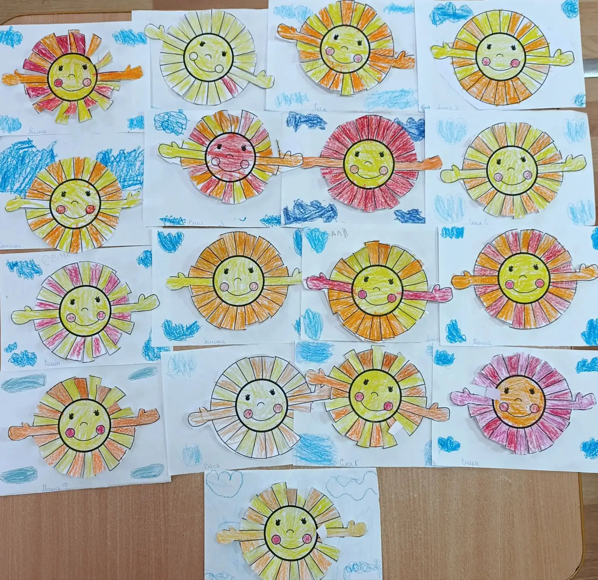 🌞Солнышко лучистое,
Посвети в окошко.
Солнышко лучистое,
Поиграй немножко.
Солнышко, посвети!
Солны