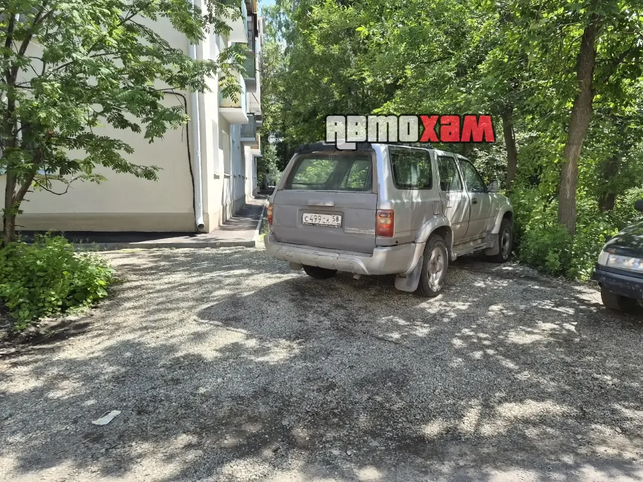 Место сделано на 2 машины, та что бы еще оставалось место для пешеходных дорожек. Каким...
