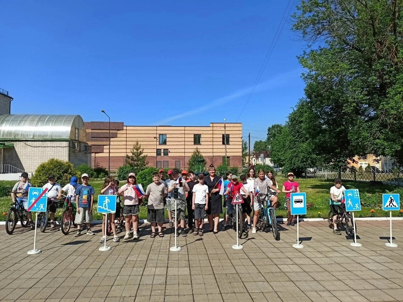 🚲Сотрудники Ржевской Госавтоинспекции организовали патриотический велопробег для школьников 
 
🔻13