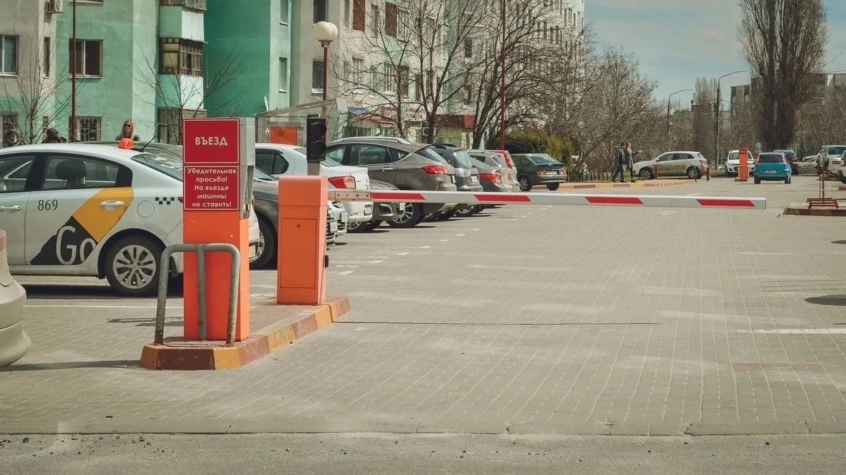 В Омске снесут незаконные киоски и шлагбаумы.