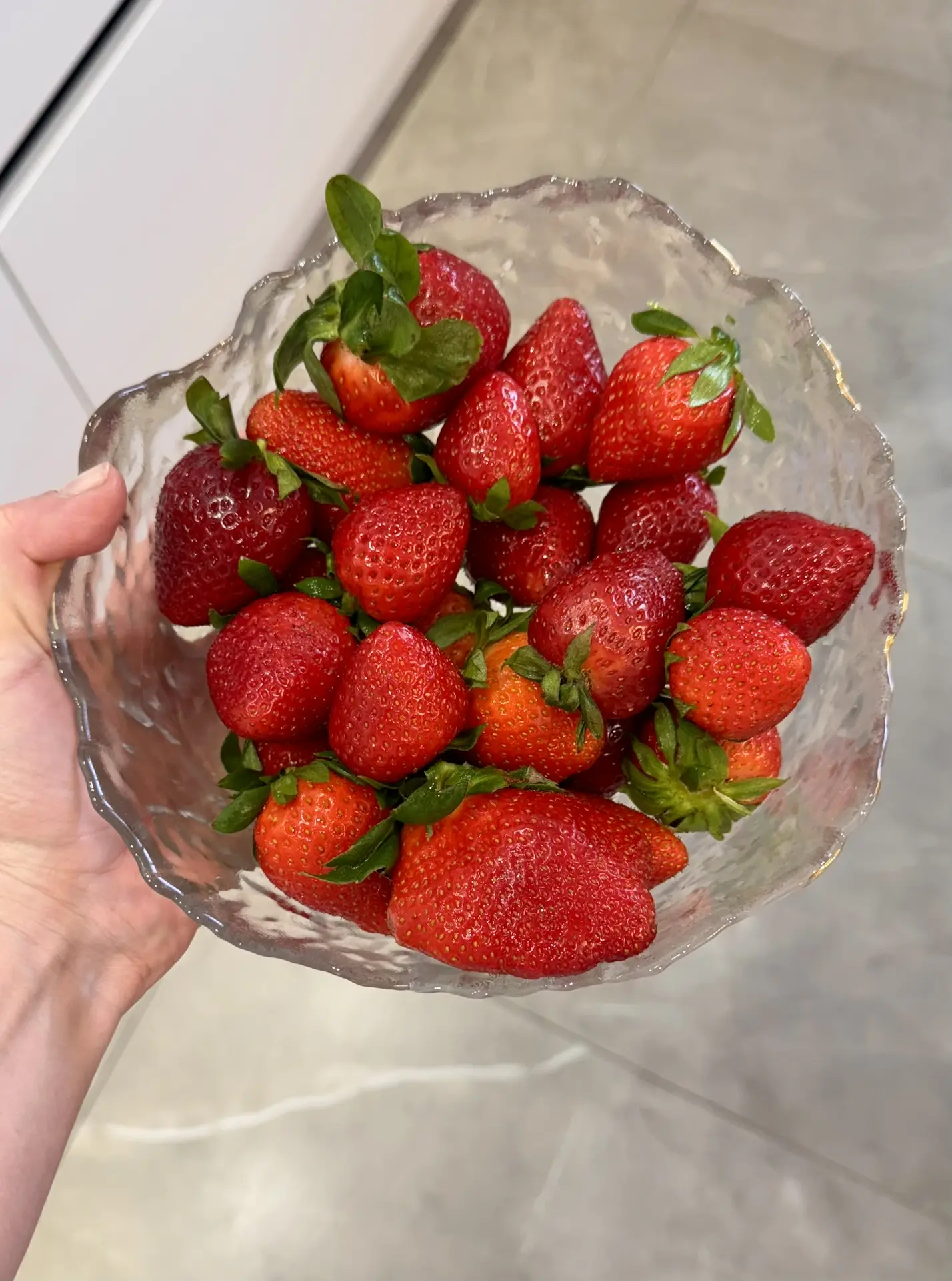 Ребенок всю неделю просил свежую клубнику 🍓 А кто мы такие, чтоб ему отказывать.