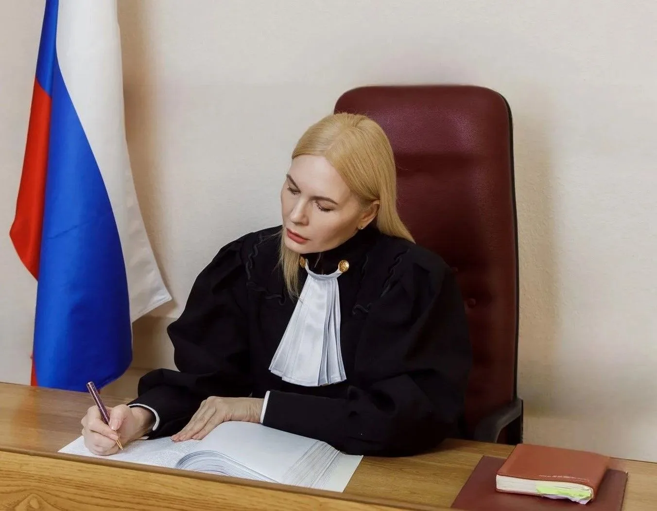 Постановлением Ленинского районного суда г. Ставрополя продлен срок содержания под стражей в отношен