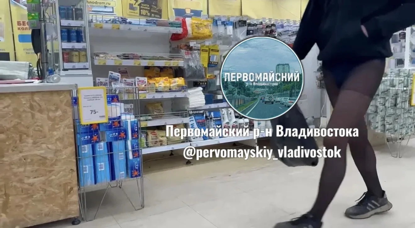 Жители Владивостока сообщают, что в районе Окатовой ходит мужчина в колготках и странно ведет себя п