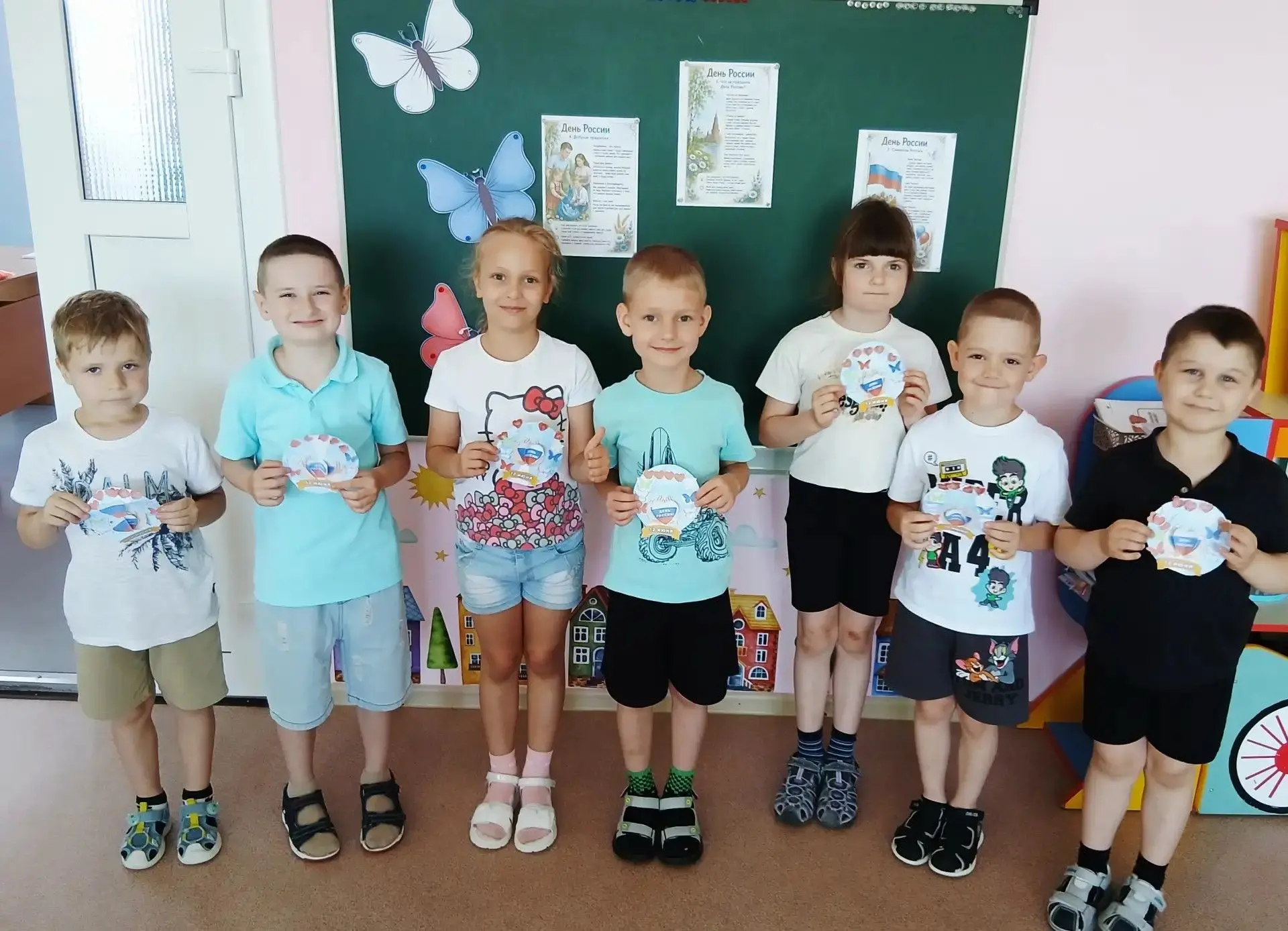 В подготовительной группе «В» была проведена беседа, посвящённая Дню России.
В ходе занятия дети обс