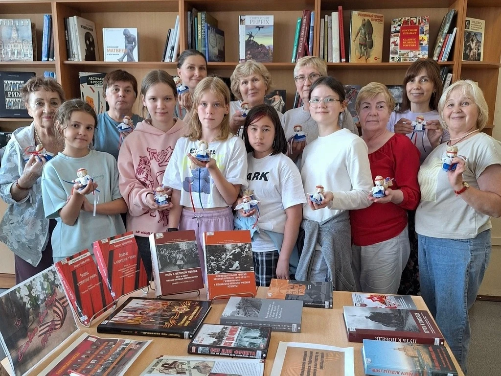 🇷🇺 В библиотеке ЮУрГУ прошёл мастер‑класс по созданию народной куклы «Россиянка»