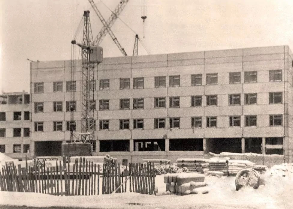 Общий вид на строящее здание детской поликлиники, 1987 год