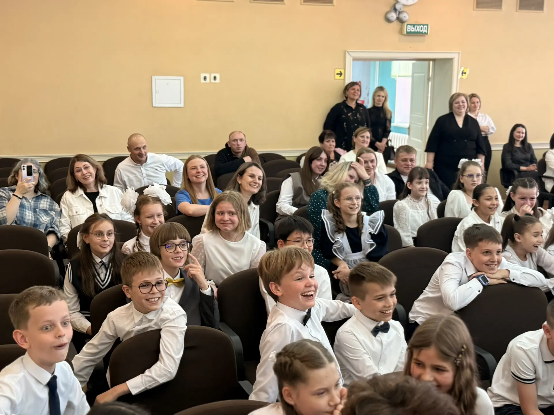 ✨ Сегодня был особенный день — выпускной в 4‑м классе! ✨ Четыре года назад они робко переступили пор