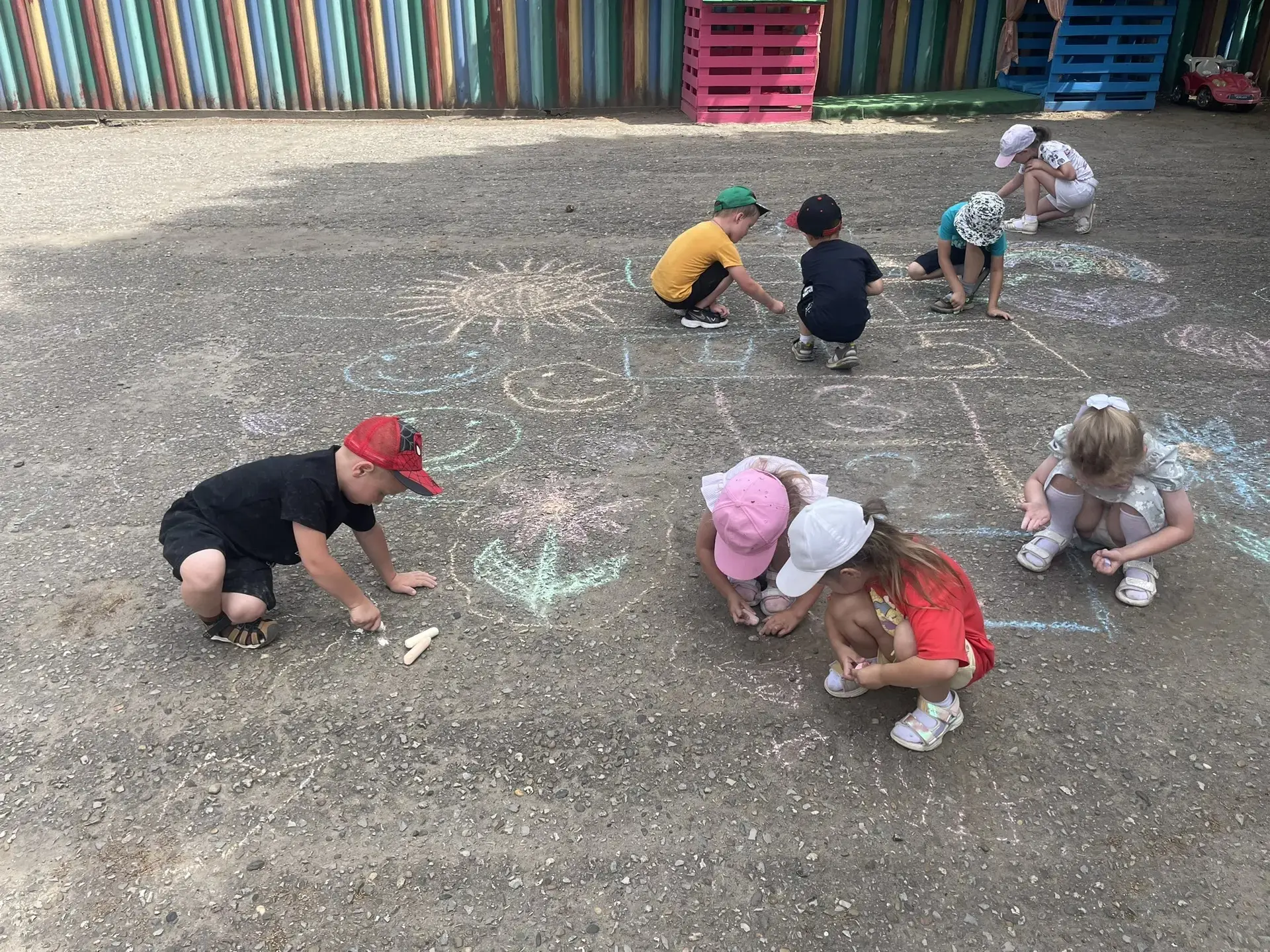 День Рисунков На Асфальте 🎨☀️

В нашем детском саду 🌈прошёл замечательный и по-настоящему летний Д