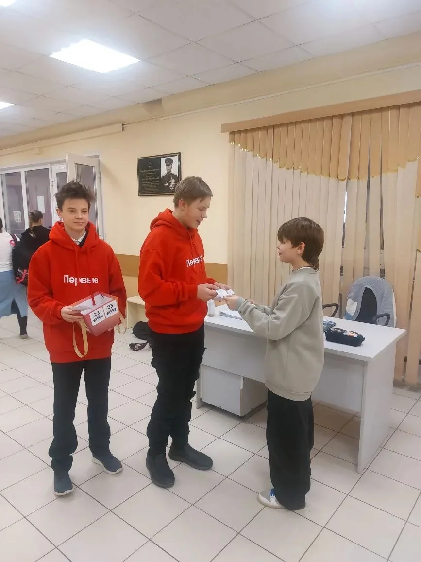 "Праздник храбрых и отважных, И о них пусть знает каждый. Служат они человечеству, Защищая родное От