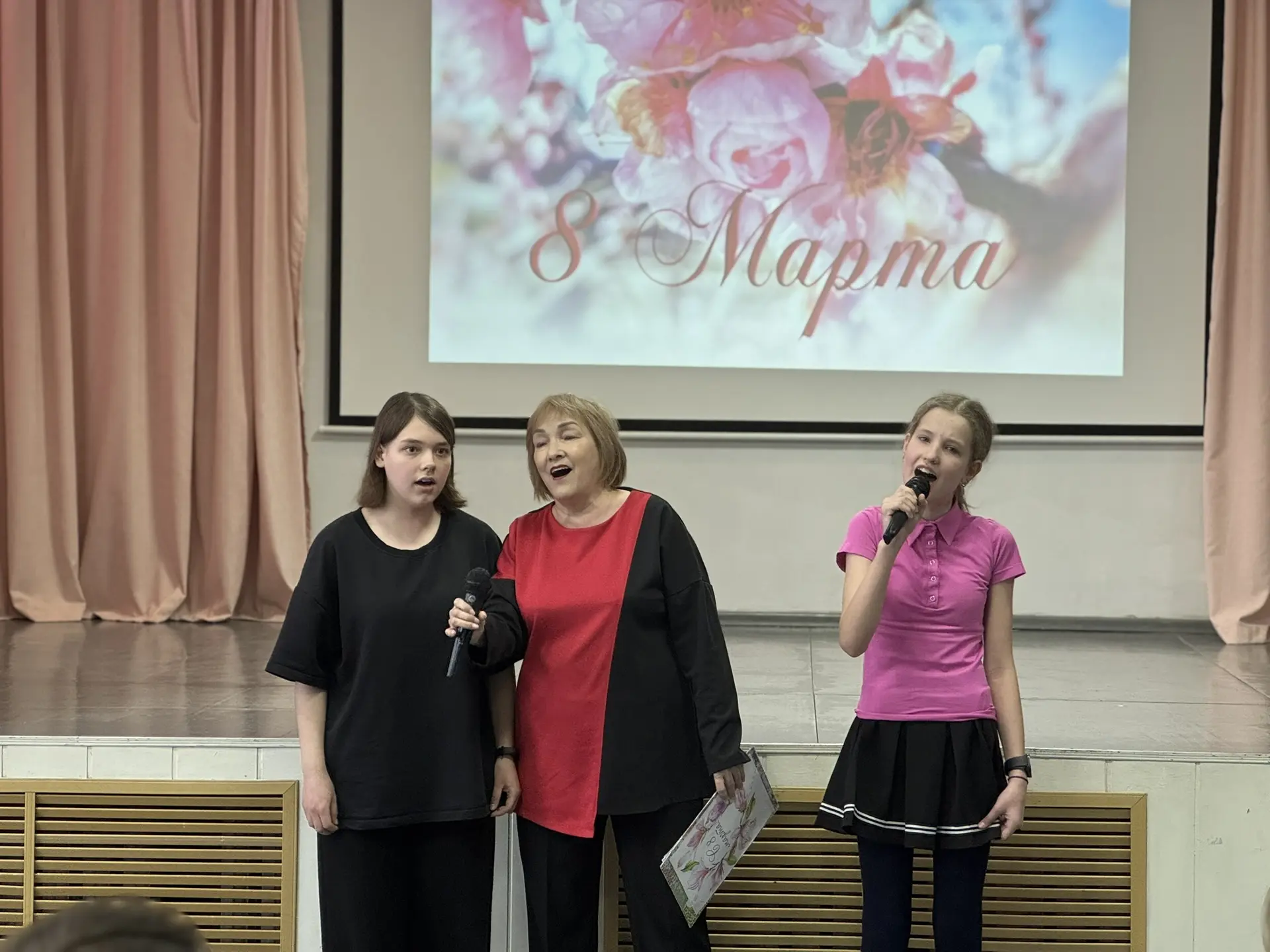 Весенний переполох в гимназии! 🎉  Сегодня в гимназии царила особая атмосфера — мы отмечали приближен