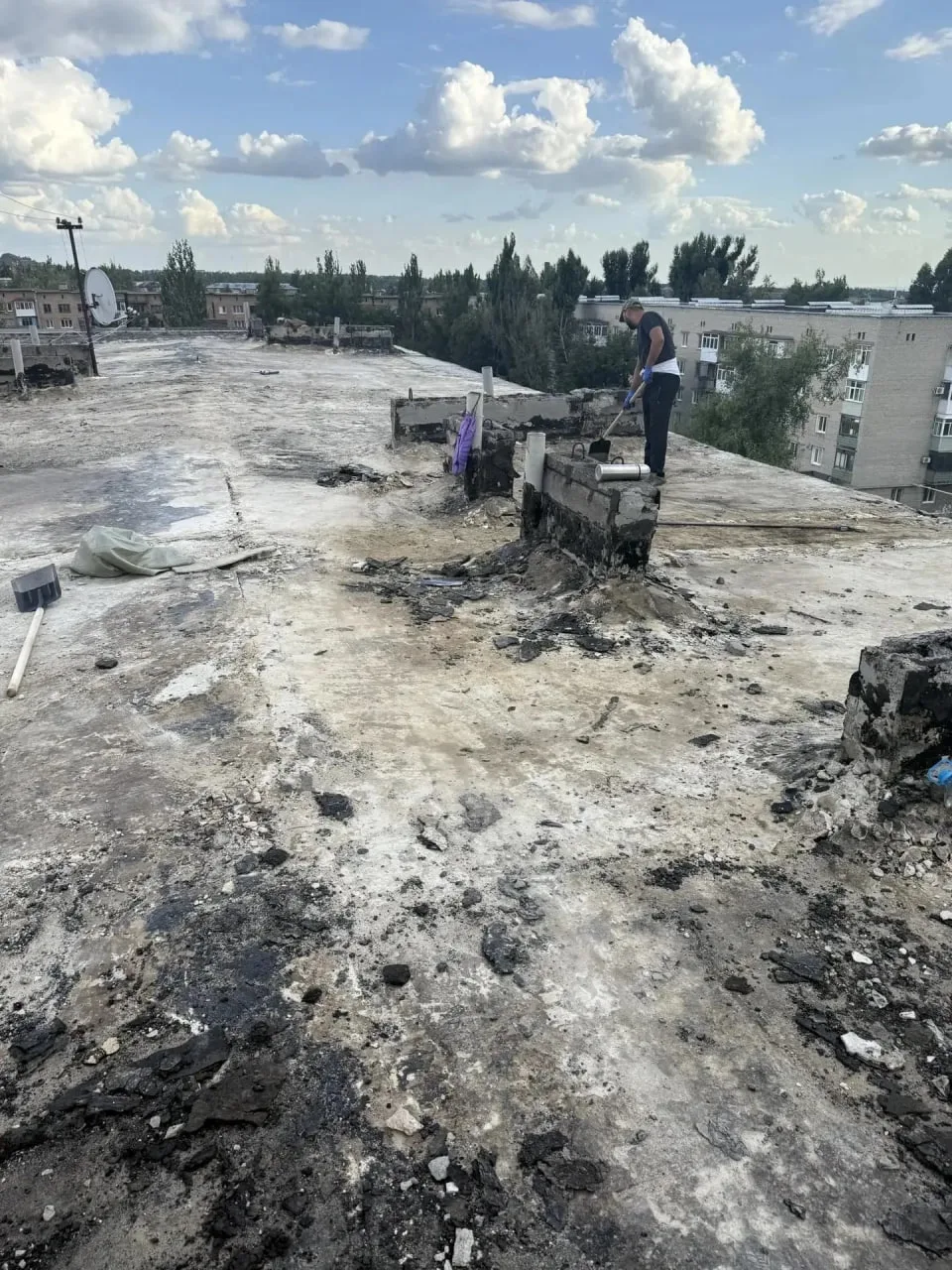 Самарцы приступили к ремонту кровли МКД на ул. Заводской в Снежном.

Подрядная организация региона-ш