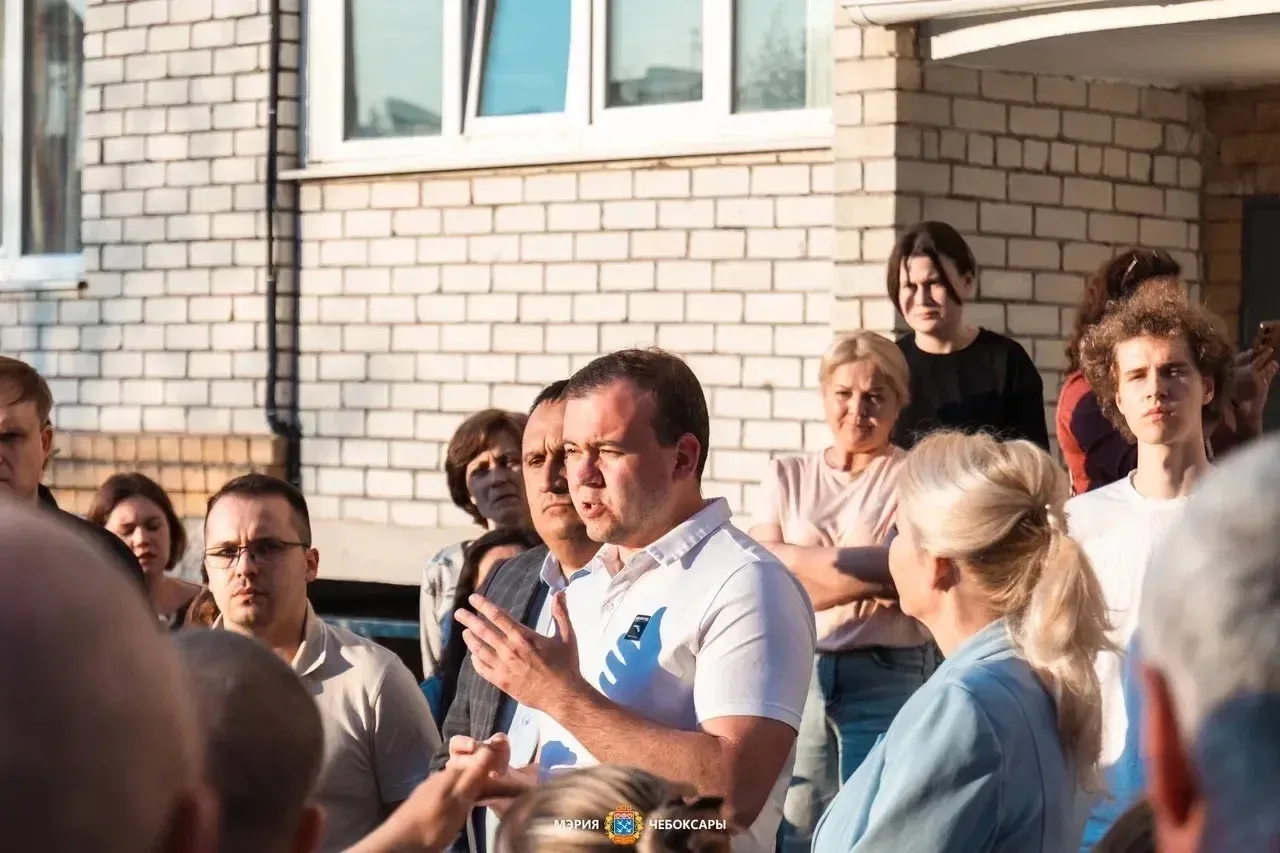Сегодня состоялись встречи с жителями домов, пострадавших от атаки БПЛА  Профильные специалисты, сов