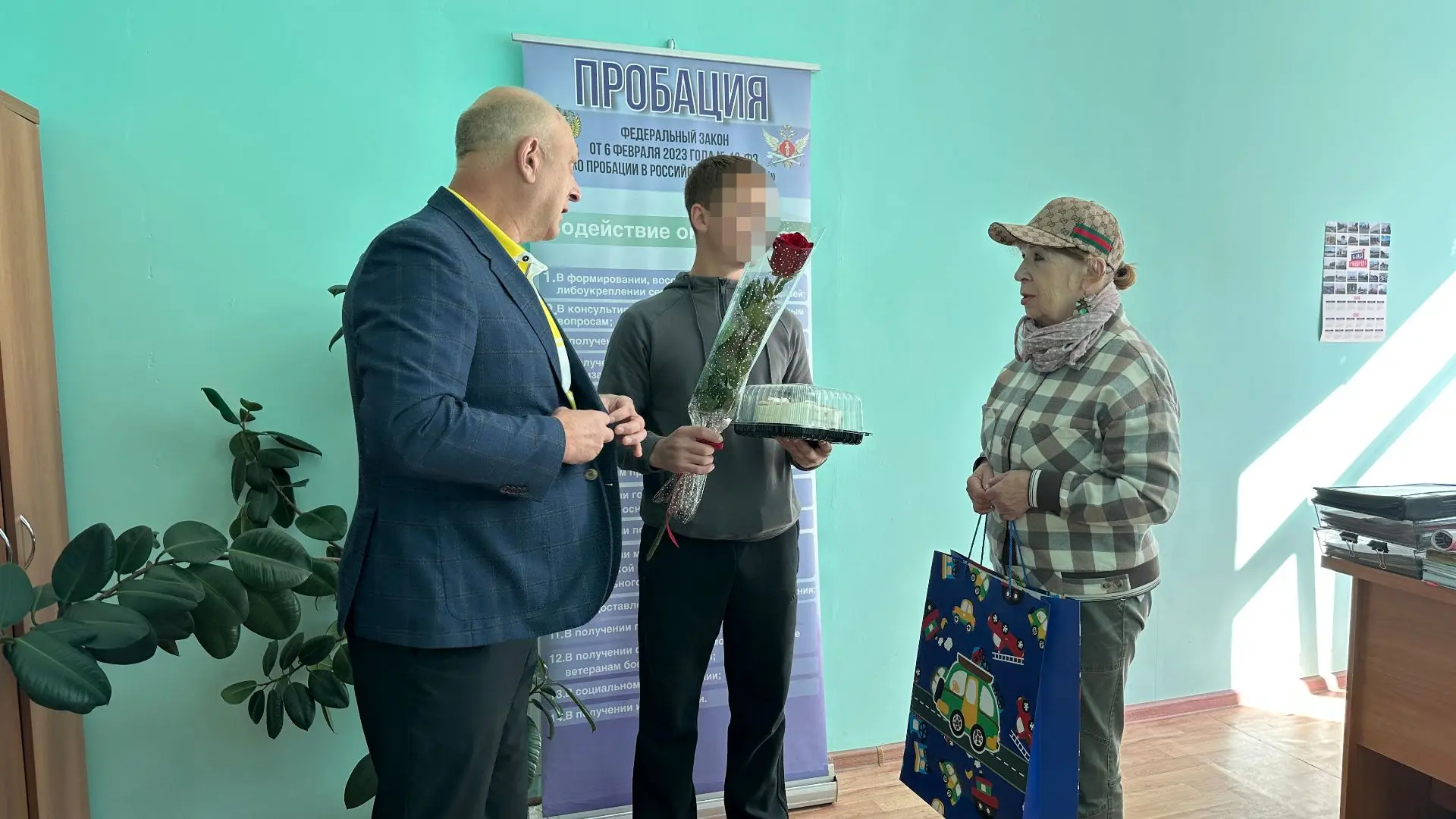 Сотрудники Чусовского филиала УИИ вручили осужденным канцелярские наборы для их детей-п...