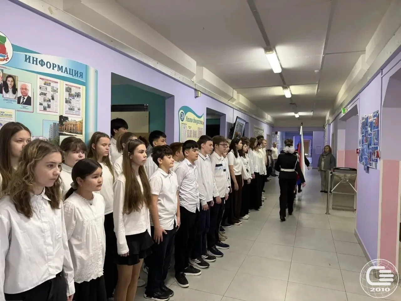 🇷🇺 Понедельник начинается с флага и гимна  Традиционно утро понедельника в нашей школе началось с то