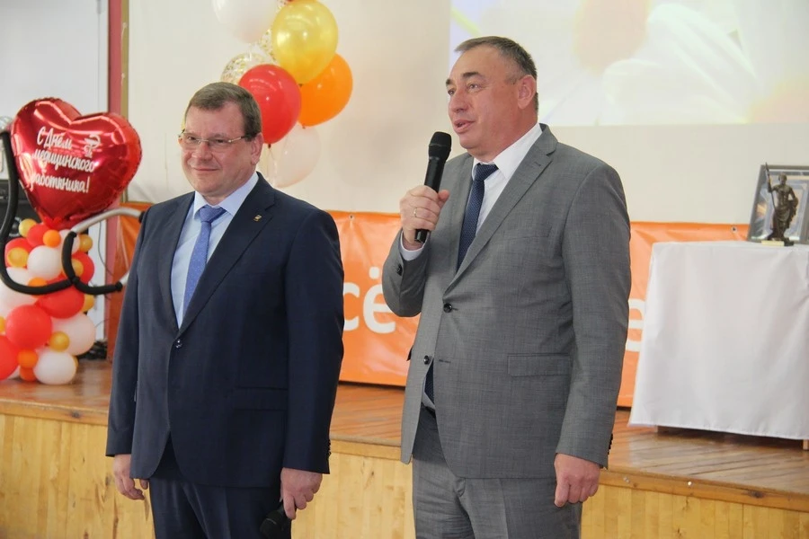 Глава Железнодорожного района Виталий Першин поздравил коллектив ДГКБ № 9 с приближающи...