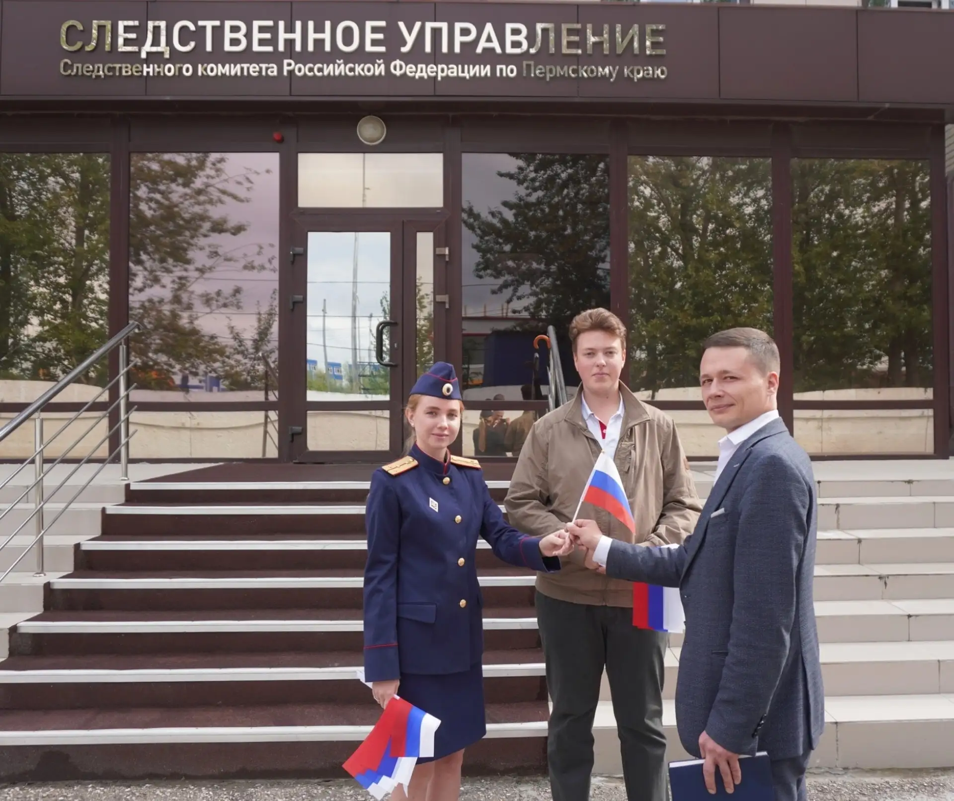 В Перми сотрудники СК России провели акцию в преддверии Дня Государственного флага Росс...