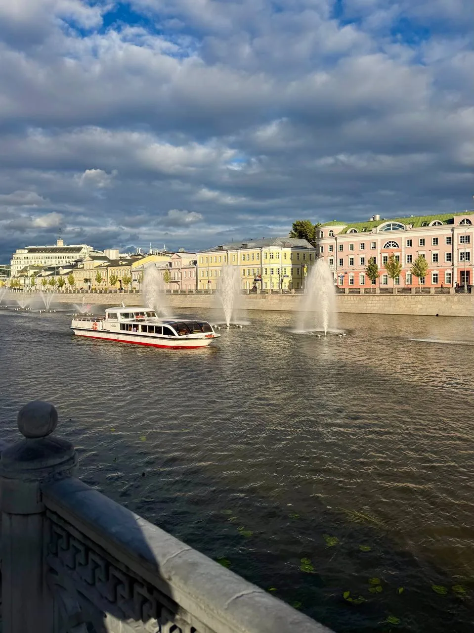 На выходные прилетала мама. Гуляли по нарядной Москве-имениннице, были в театре, заходи...