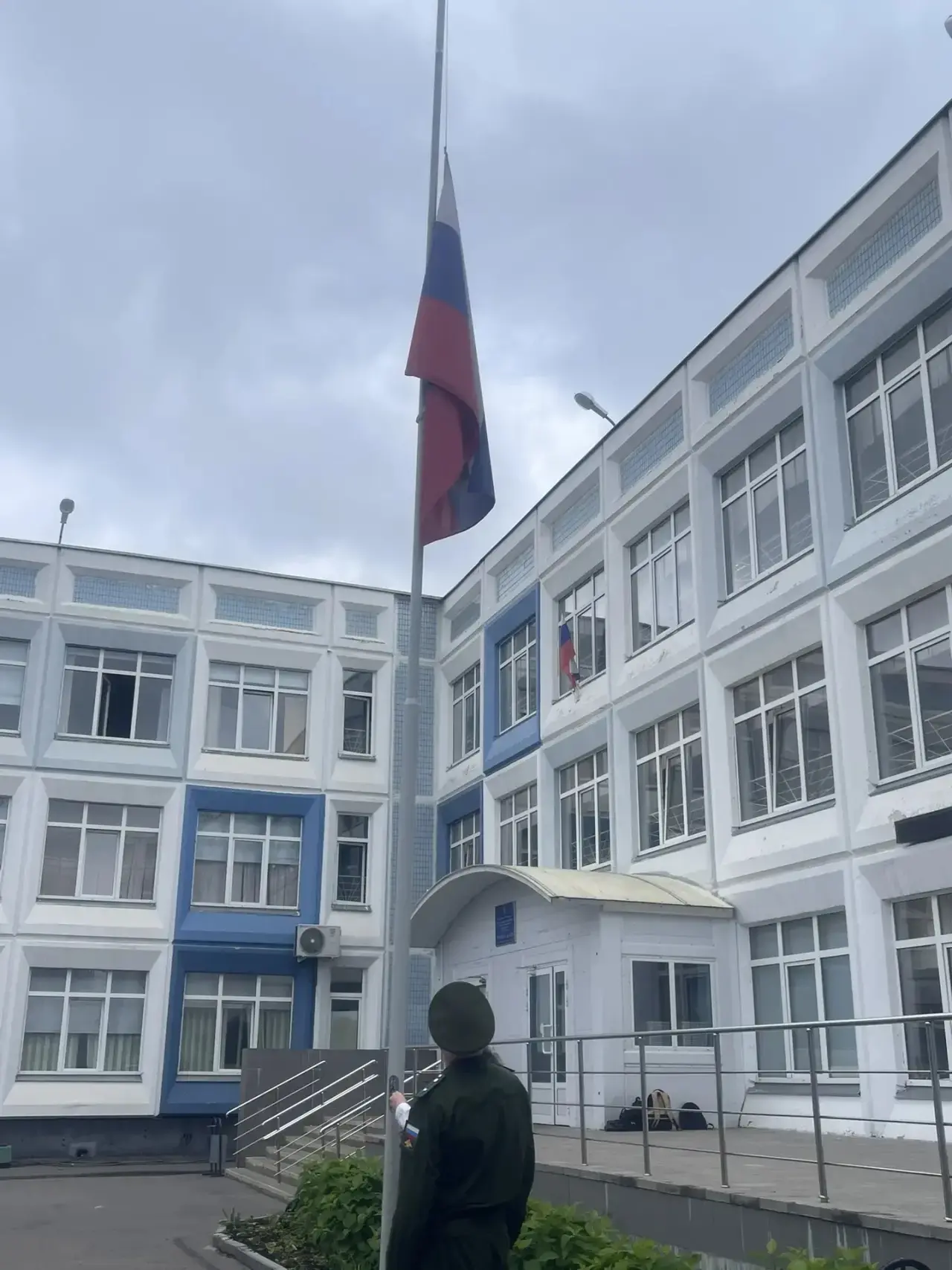 🇷🇺 Понедельник начинается с традиций  В нашей школе новая учебная неделя традиционно началась с торж