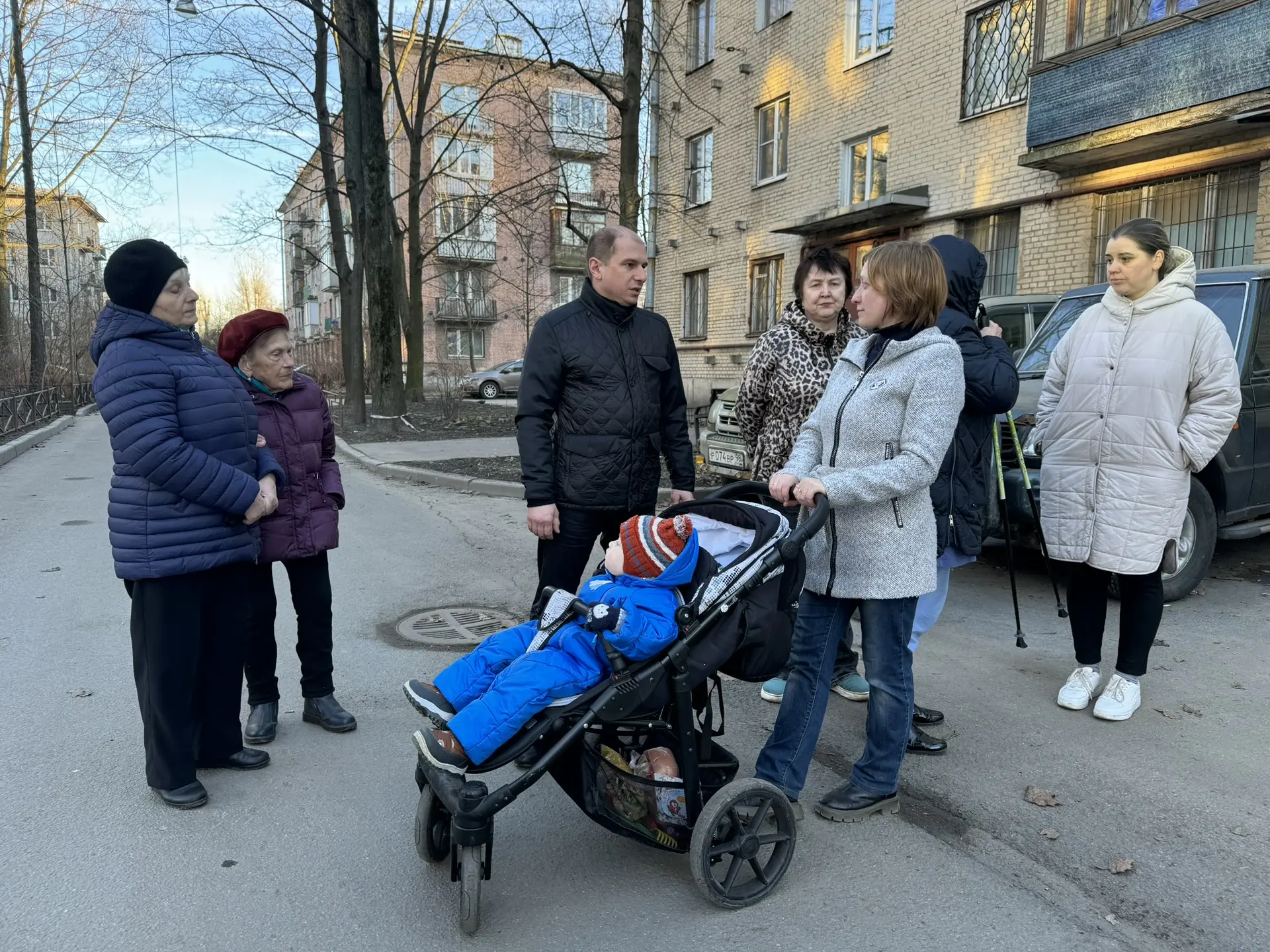 🏙 По просьбам жителей дома 26 по улице Седова в Невском районе провел выездной прием.