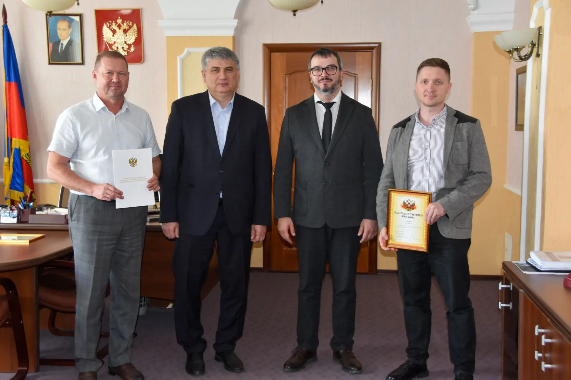 Главный федеральный инспектор по Владимирской области Игорь Гречуха вручил благодарстве...