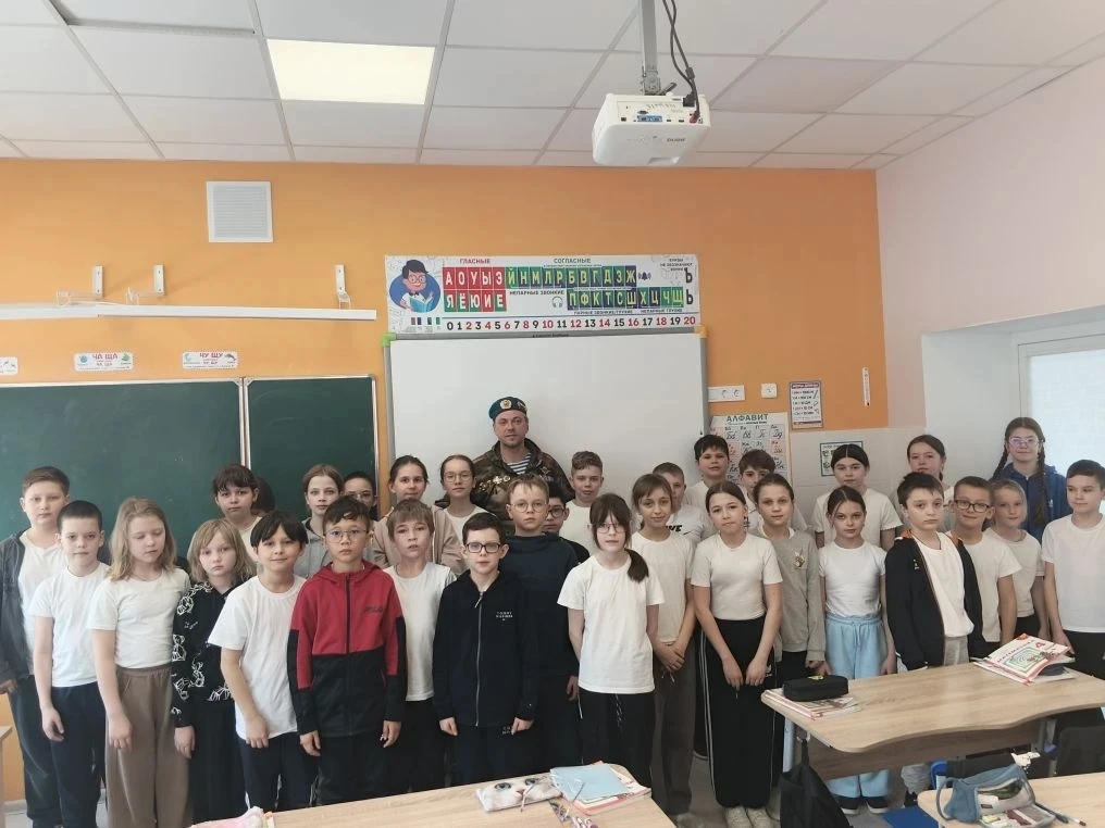 🇷🇺18.03.2026🇷🇺  Сегодня учащиеся 4 Г класса стали участниками Урока мужества. Гостем мероприятия ста