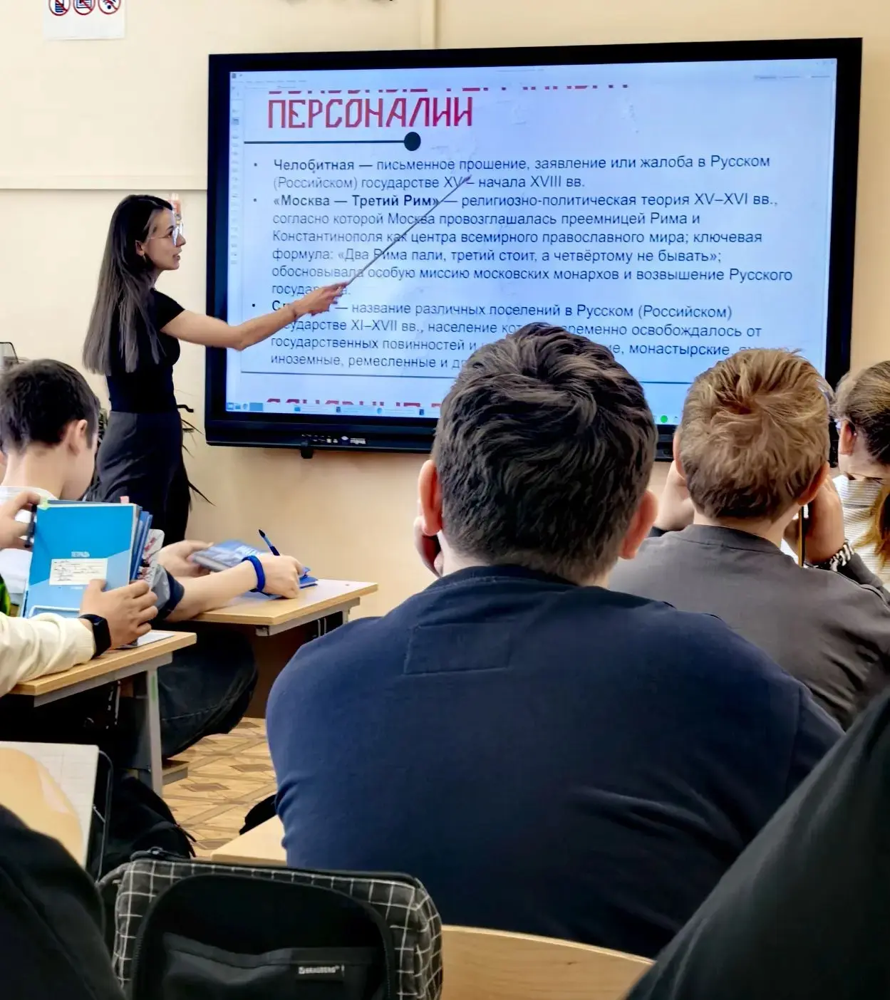 📚 Неделя истории и обществознания в школе 1383! 🗓️✨  🏛️🌍 С 6 по 10 апреля прошла насыщенная и познав