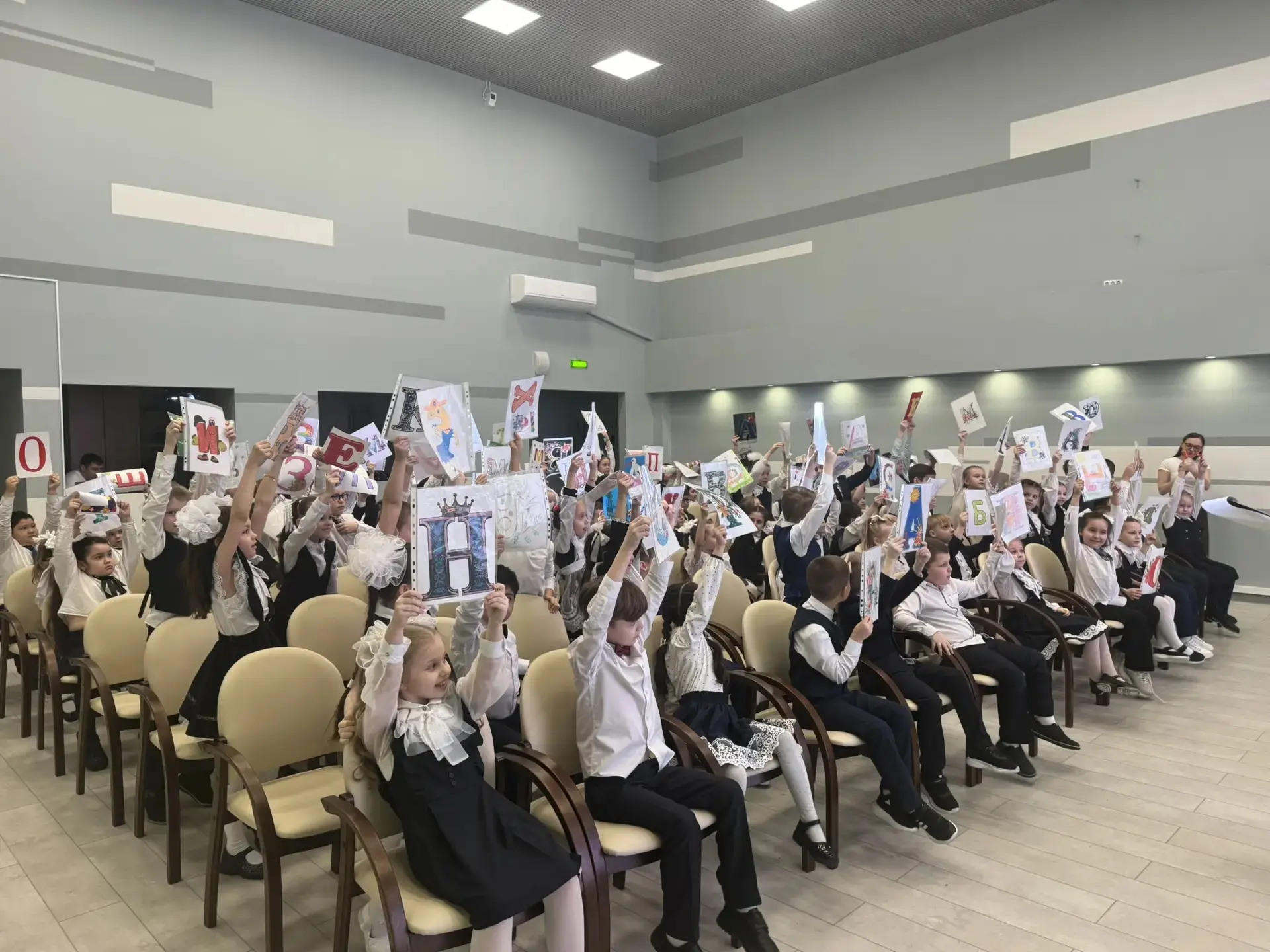 🎓 Сказать Азбуке «спасибо» и отправиться в большое чтение!  Сегодня в нашей школе было особенно волн