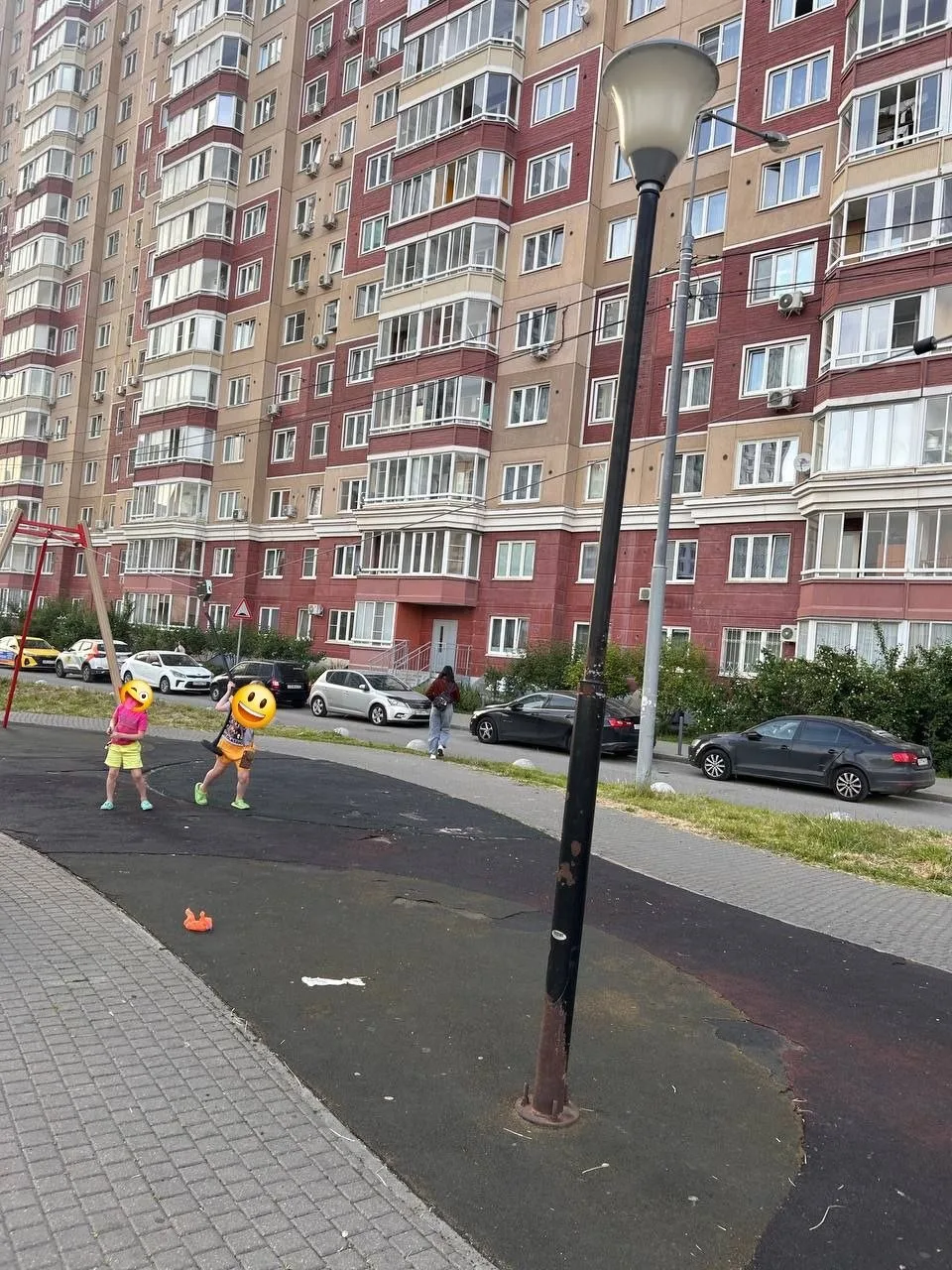 В Дрожжино на детских площадках начали восстанавливать «тарзанки», многие из которых не работали нес