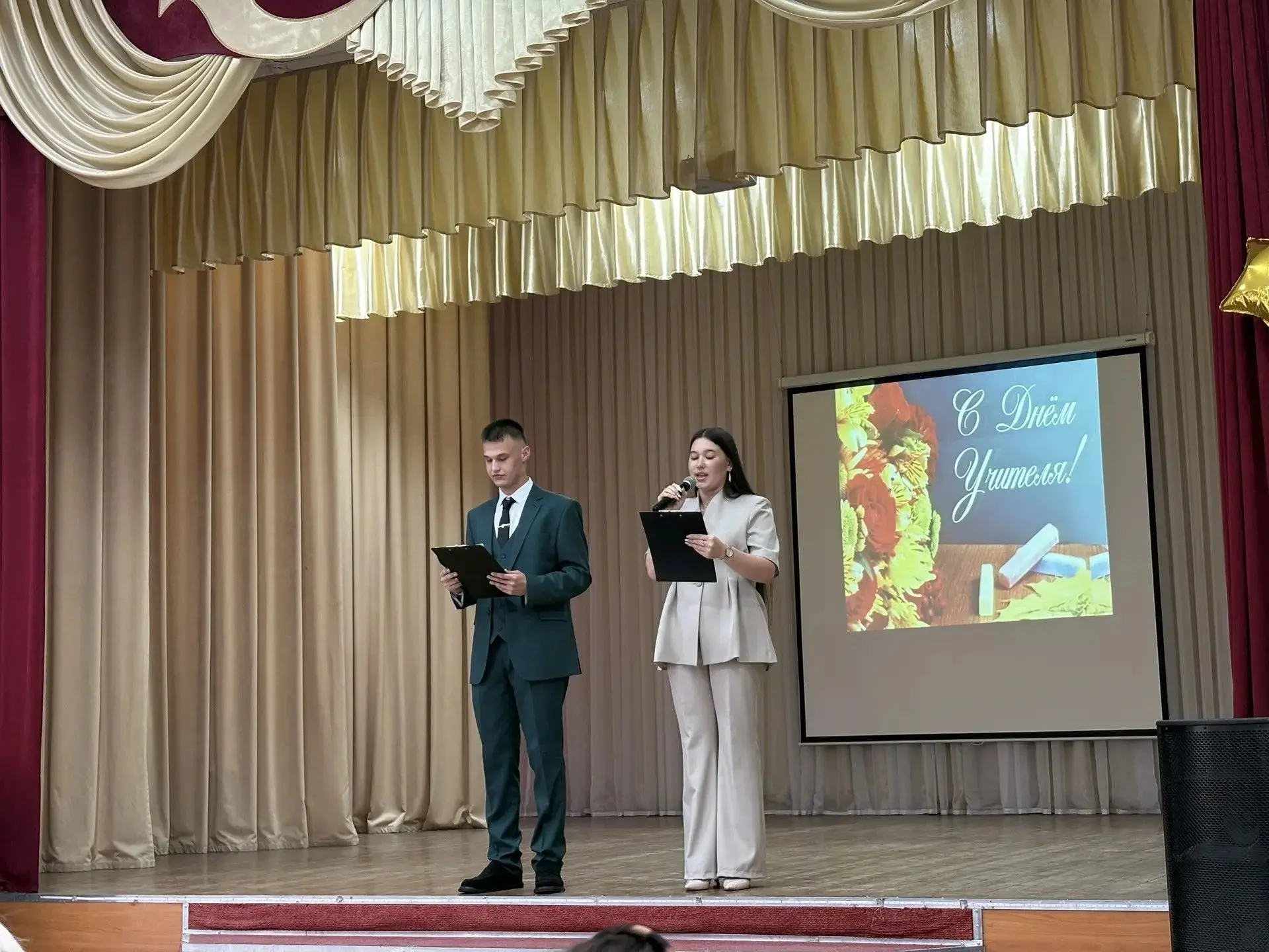 Студенты Мензелинского педагогического колледжа поздравили педагогов с Днём учителя.