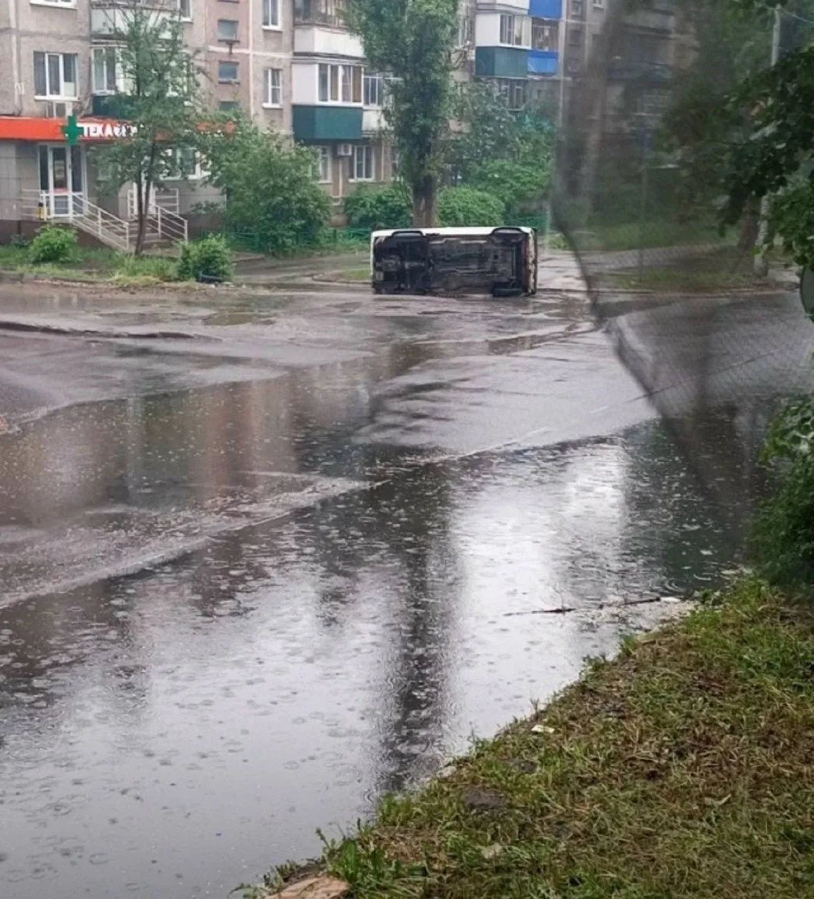 ⚡️ Жители Тракторного утром обнаружили перевёрнутый автомобиль на дороге  По словам очевидцев, машин