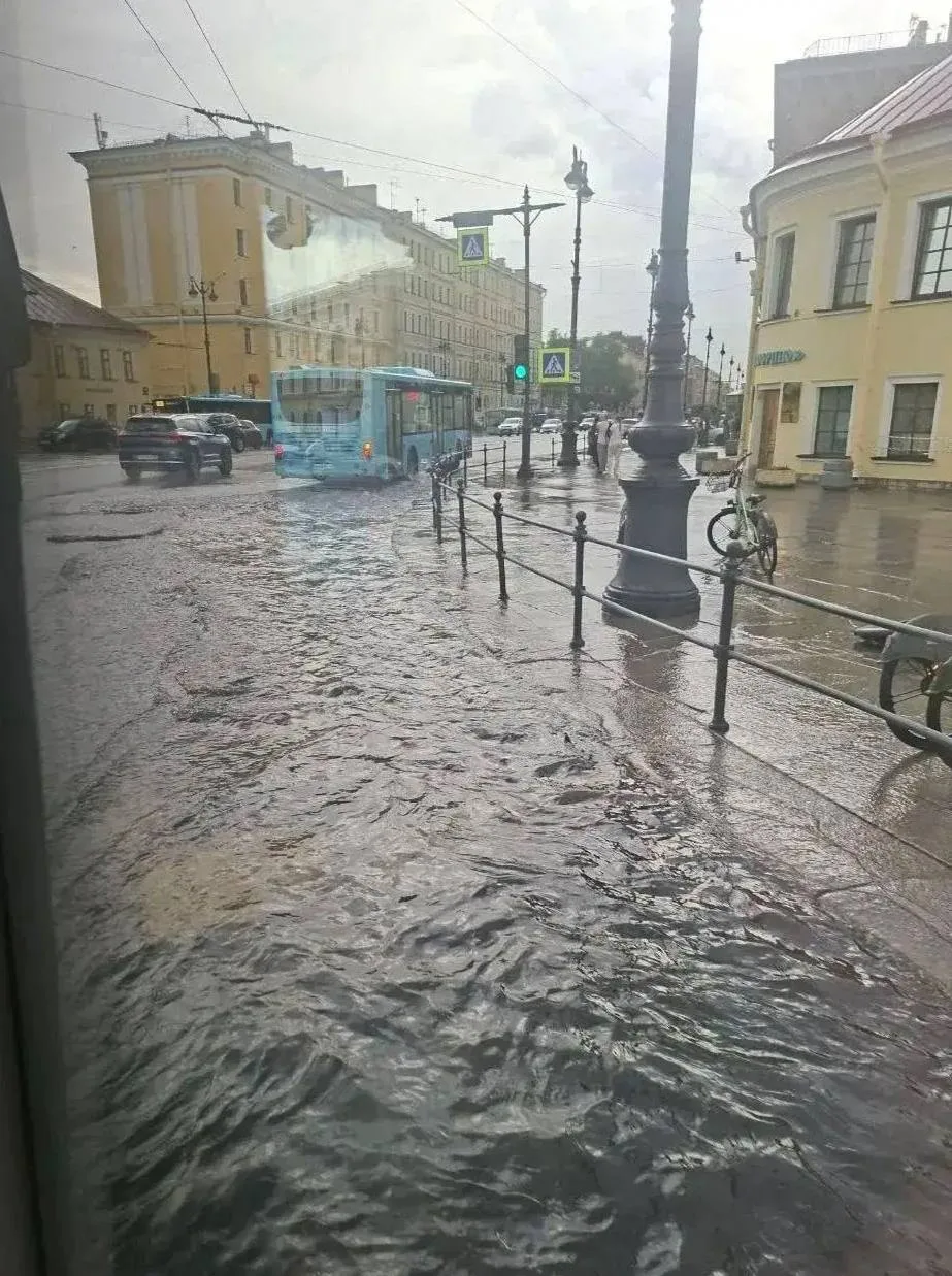 🌧 Площадь Александра Невского подтопило. За 20 минут в центре города выпало более 10 мм осадков.

П